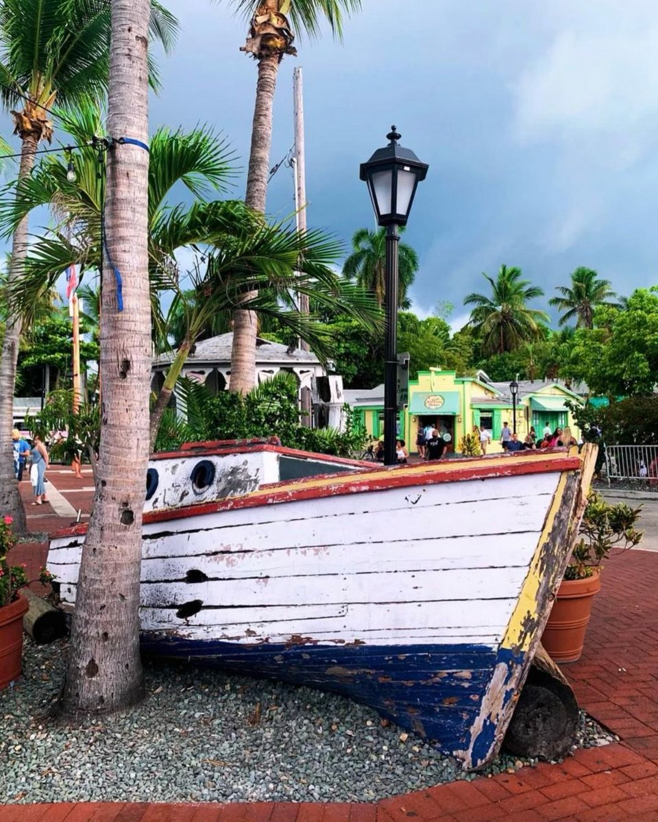 When boats decide to take a break from the waves and explore the land instead! 🚤 Thanks for sharing on Instagram, 📸 insland_girl_travel! Discover everything Mallory Square has to offer! ⬇️ buff.ly/453GNCM