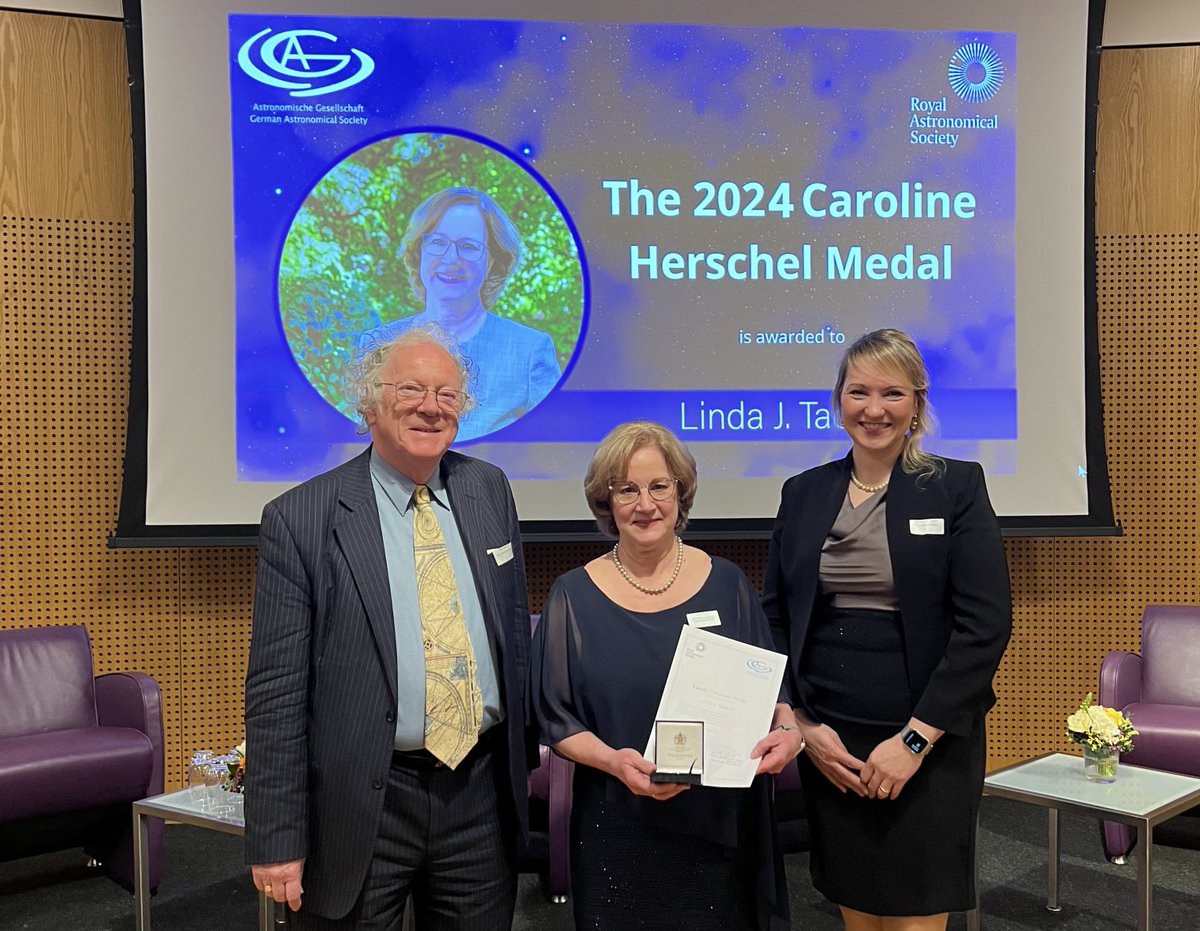 Congratulations to Linda Tacconi who received the Caroline Herschel medal today from ⁦@RoyalAstroSoc⁩ and ⁦@GermanAstroSoc⁩. Special thanks to the British Embassy in Berlin for hosting the wonderful event ⁦@UKinGermany⁩ #Freundship