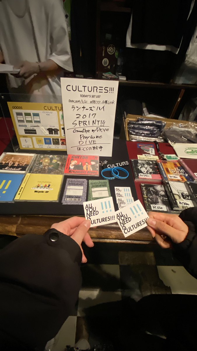 やぐらさんに手渡しされたやつ😭
CULTURES!!!初めて見たバンドだったけどボーカルから惹かれて終わる頃には好きになってた
さっき名前調べて知ったやぐらさん！イケメンすぎライブ中の表情良すぎてだいすきだった