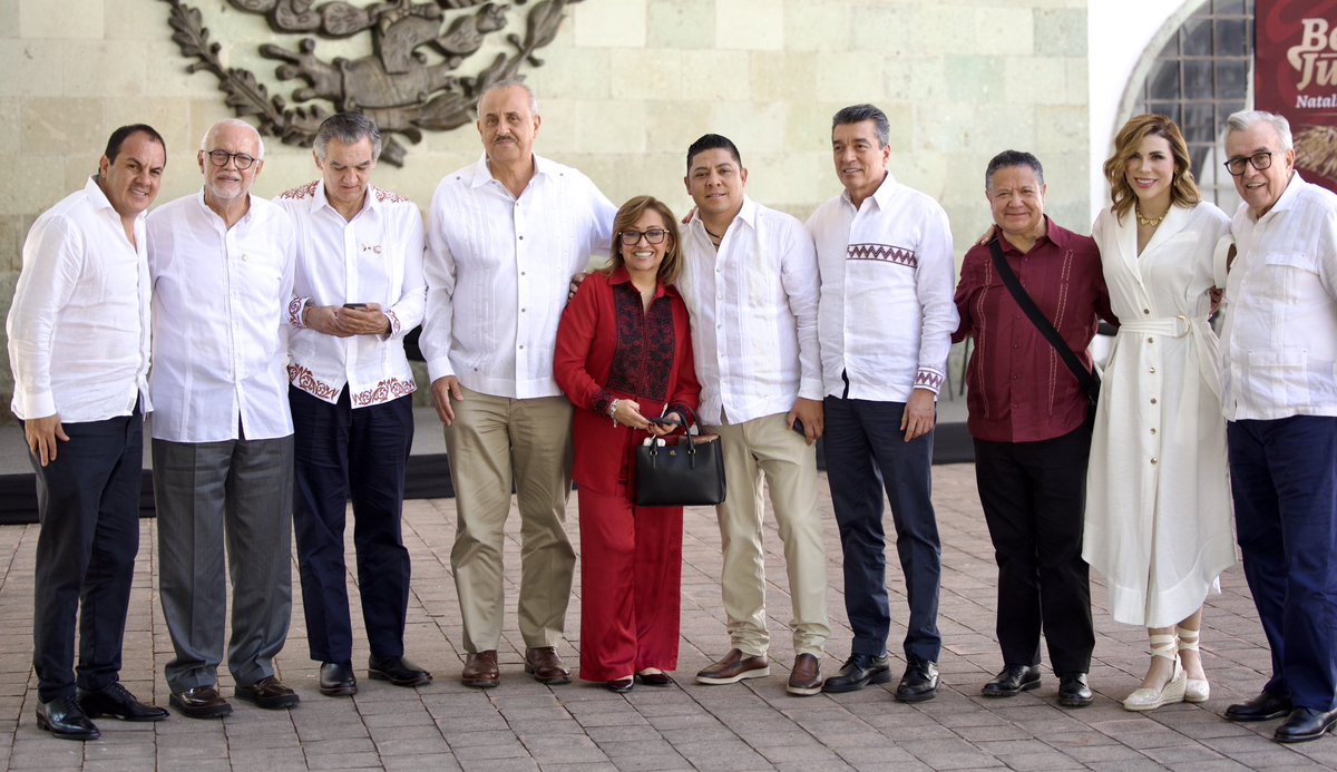 Estamos en Oaxaca para conmemorar el 218 Aniversario del Natalicio de Benito Juárez y por la tarde participar en la Reunión de Evaluación del Programa IMSS-Bienestar. Me da mucho gusto saludar a autoridades federales y gobernadores en esta bella entidad.