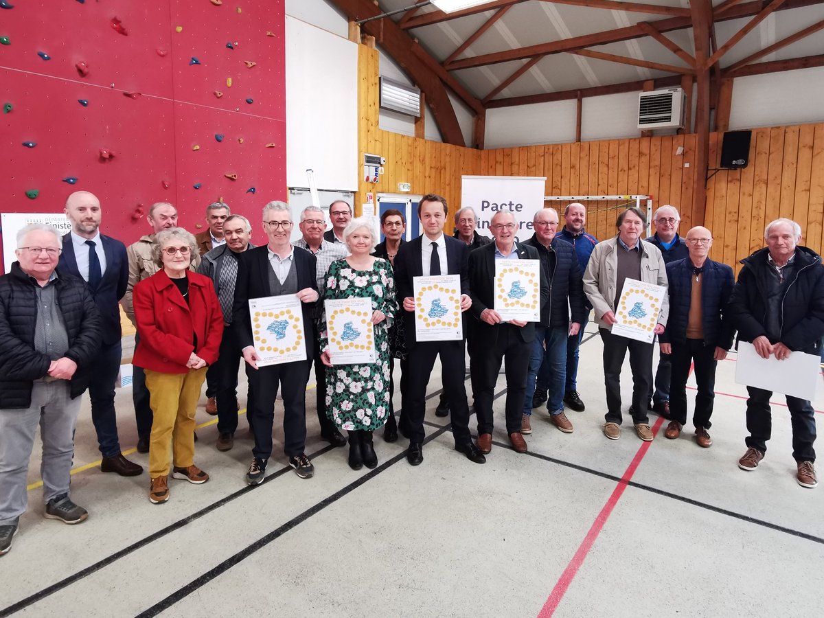MaeldeCalan's tweet photo. 🤝 Sur le terrain aujourd'hui à #Tregourez puis #Kergloff pour annoncer le soutien du Département à 47 projets des communes des cantons de #Briec et de #Carhaix.
🚀 Un soutien renforcé à des projets directement utiles à la population : maisonsde santé, vélo, équipement sportif.. https://t.co/QGGUx8maIw