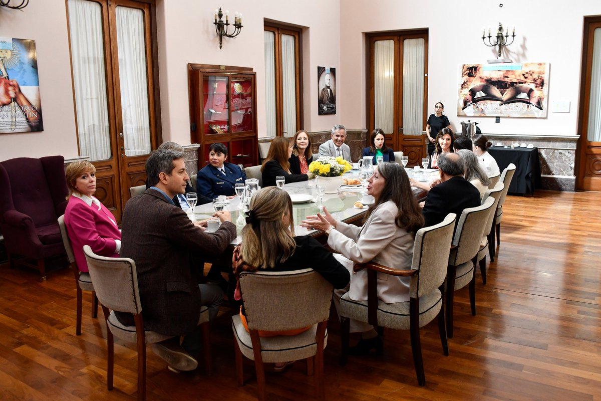 Hoy en la <a href="/UNDEFArgentina/">UNDEF</a> celebramos un acto de reconocimiento a mujeres destacadas de nuestra comunidad académica. #MujeresUNDEF #