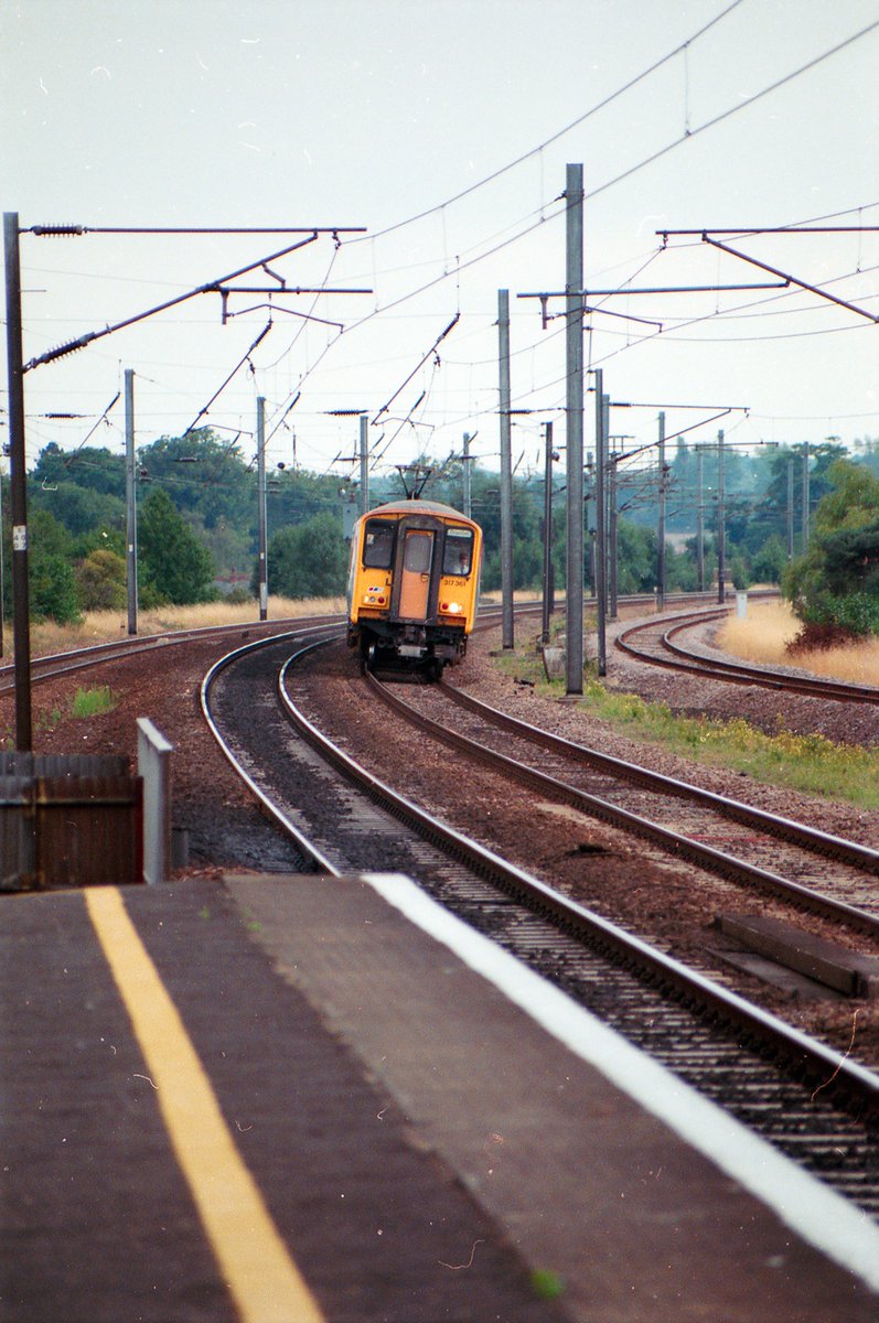 Busy scanning my parents family negatives & came across these photos. c1990 if I remember correctly and the cl91 were brand new & cl317 few years old. Anyone guess the station? @RailwayMagazine #ThePhotoHour @Modern_Railways @railwaysillus @RAIL @railnigel @225groupuk