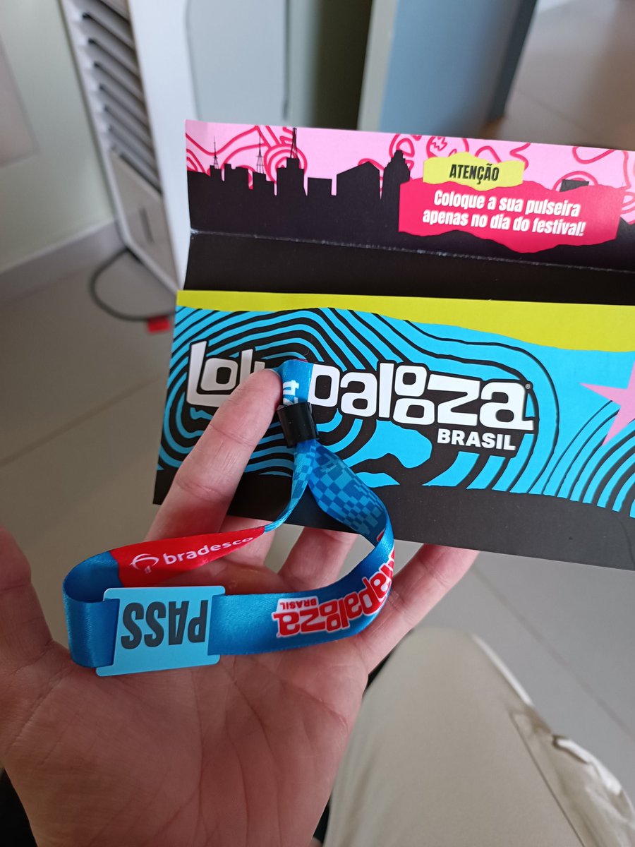 poxadougpq's tweet photo. Estou cuidando da gata do meu amigo pq ele viajou pro Lolla, aí chego aqui no apartamento dele e: https://t.co/IMsPXH6WlA