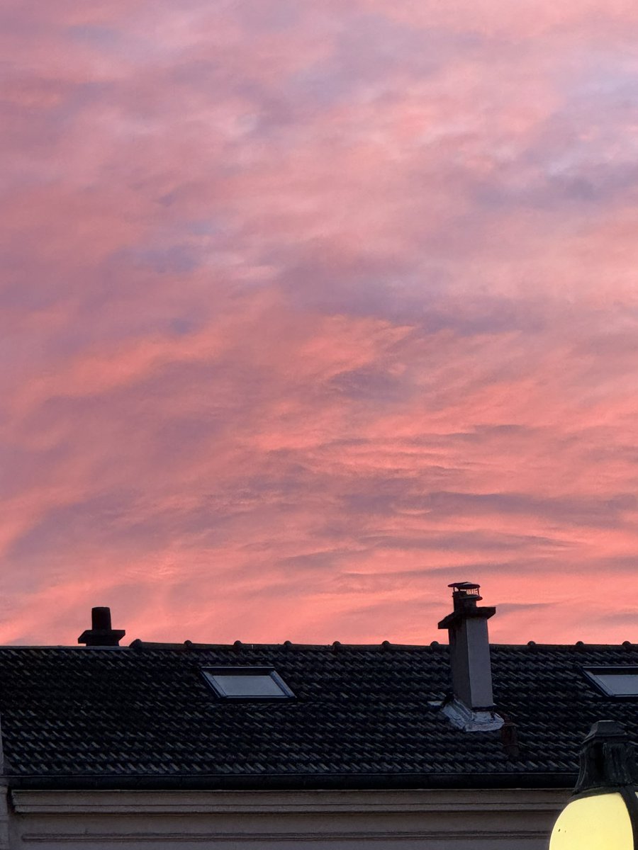 « Vous êtes un beau ciel d’automne clair et rose ». Baudelaire, Les Fleurs du mal, « Causerie ».