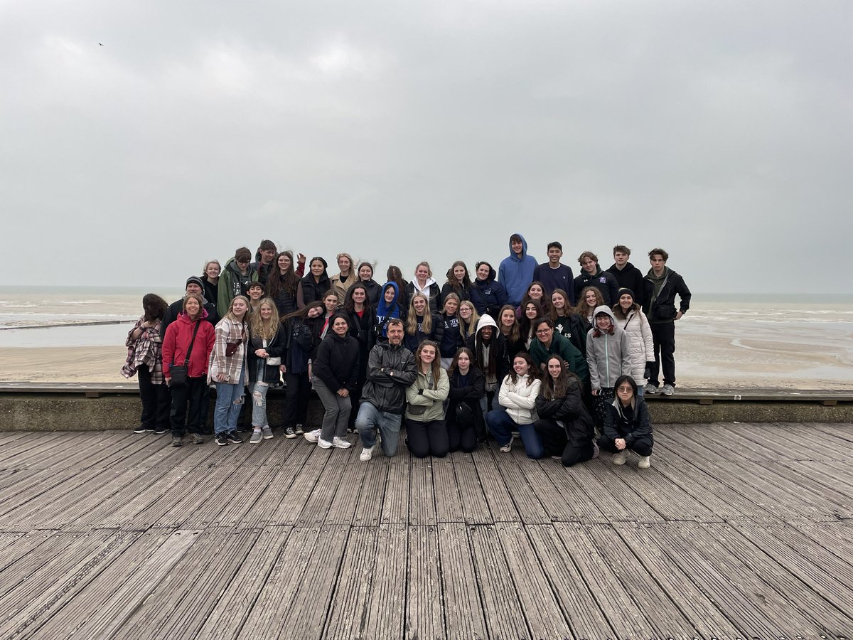 FrenchLaurier's tweet photo. Les élèves de Laurier Immersion Française visitent Vimy, Juno et Dieppe lors des premiers jours de leur voyage en France 🇫🇷 ! #histoirecanadienne #laurierfrance2024 #bleu&amp;vert,fort&amp;fier 💙💚
@laurieryouu https://t.co/PW3rKXqx44