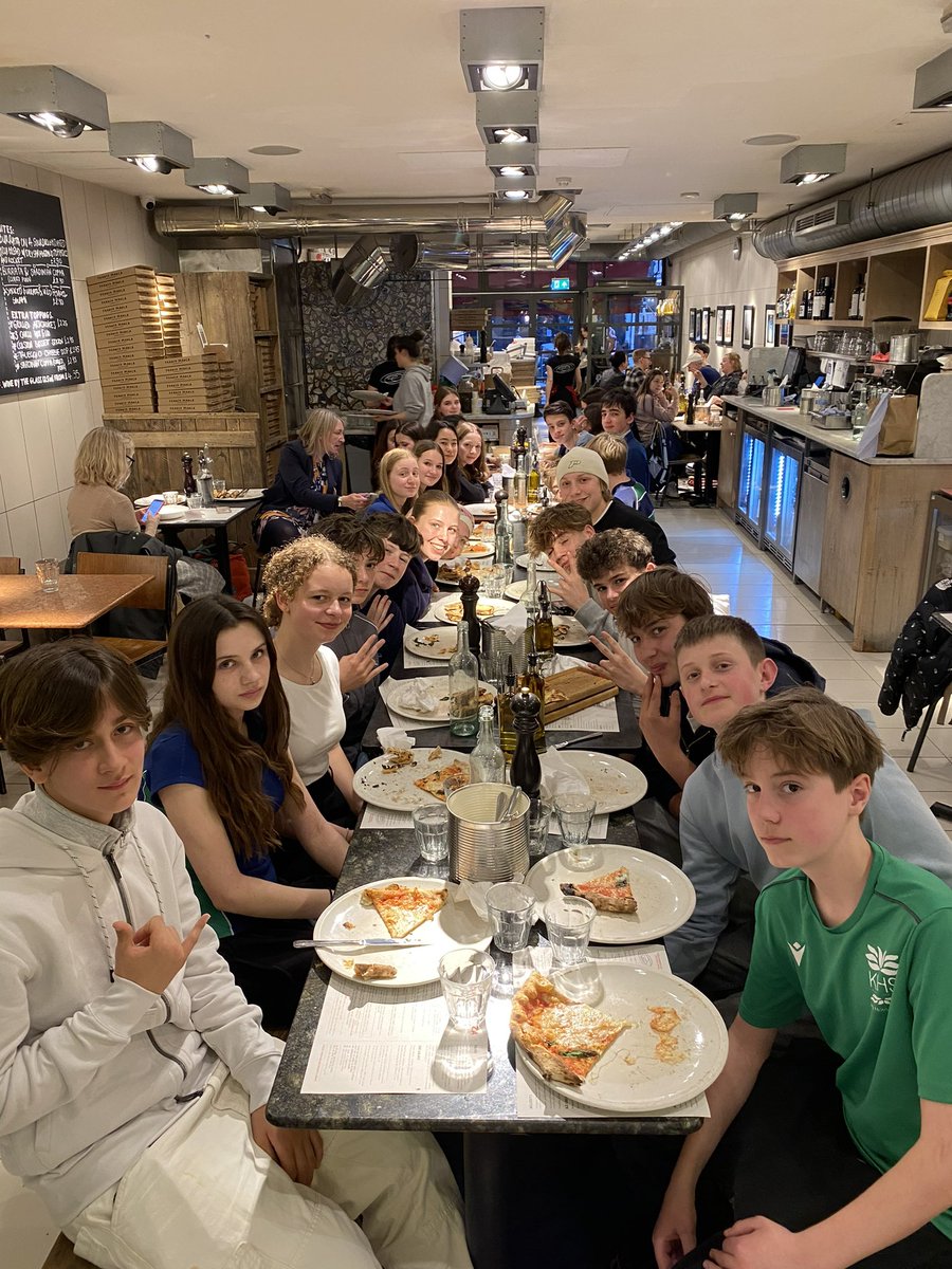 KewHouseMFL's tweet photo. @KewHouseSchool German Exchange students round off a very successful week with pizza @FrancoMancaPizz #chiswick #exchange #austausch https://t.co/6K3vu2dWbE