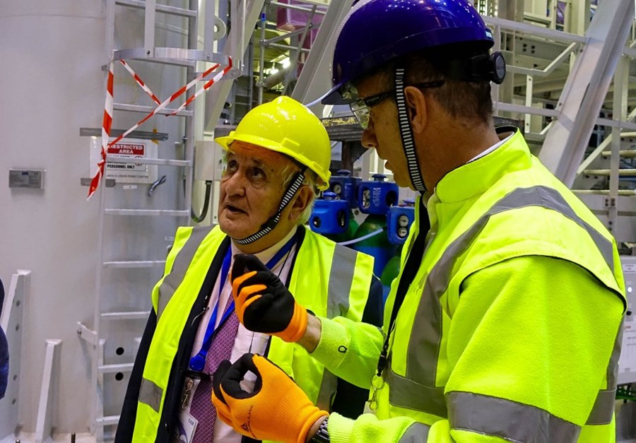 The visit at #ITER last week of former French Prime Minister Jean-Pierre Raffarin held special significance. 20 years earlier, Raffarin had played a key role in the negotiations that led to ITER being built in Saint-Paul-lez-Durance/Cadarache. ecs.page.link/smi9g