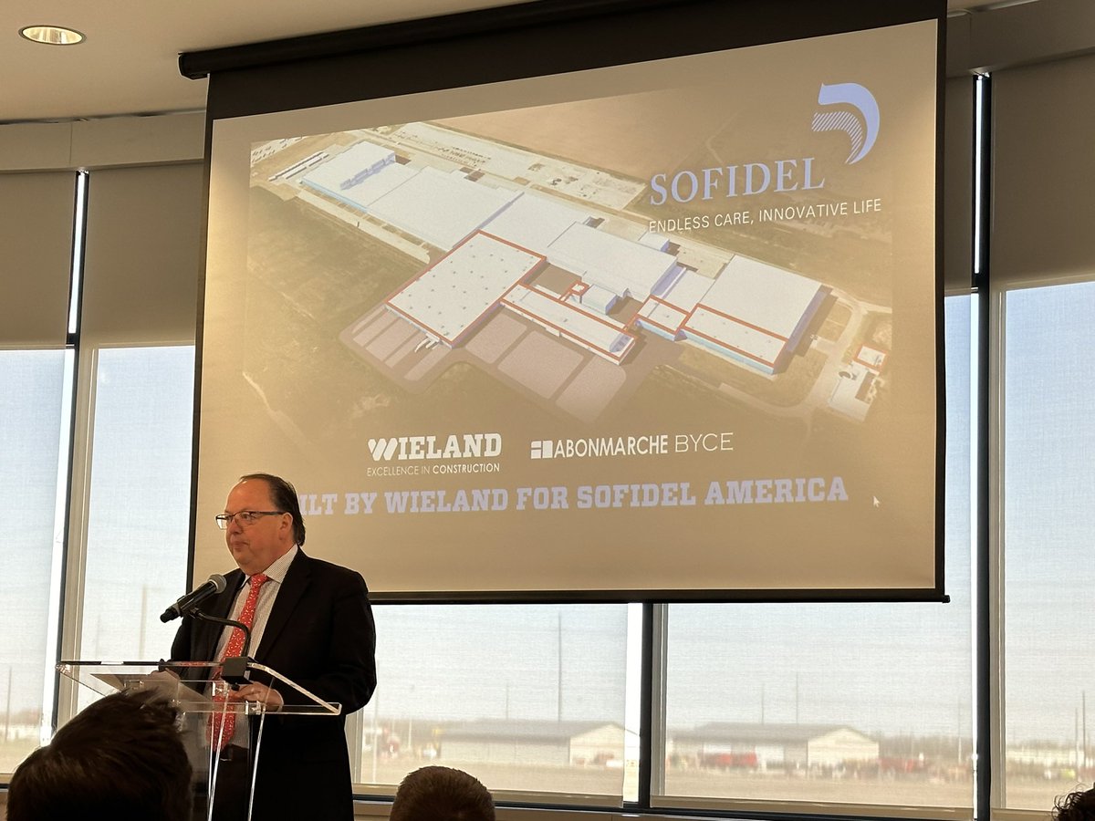 CBUSRegion's tweet image. “We’re not just constructing a new building, we are building the future.” -Luigi Lazzareschi, CEO of Sofidel

Grateful to join @Sofidelsharing today to celebrate the expansion of their Circleville facility, which when complete, will become their largest operation globally. 🌍👏