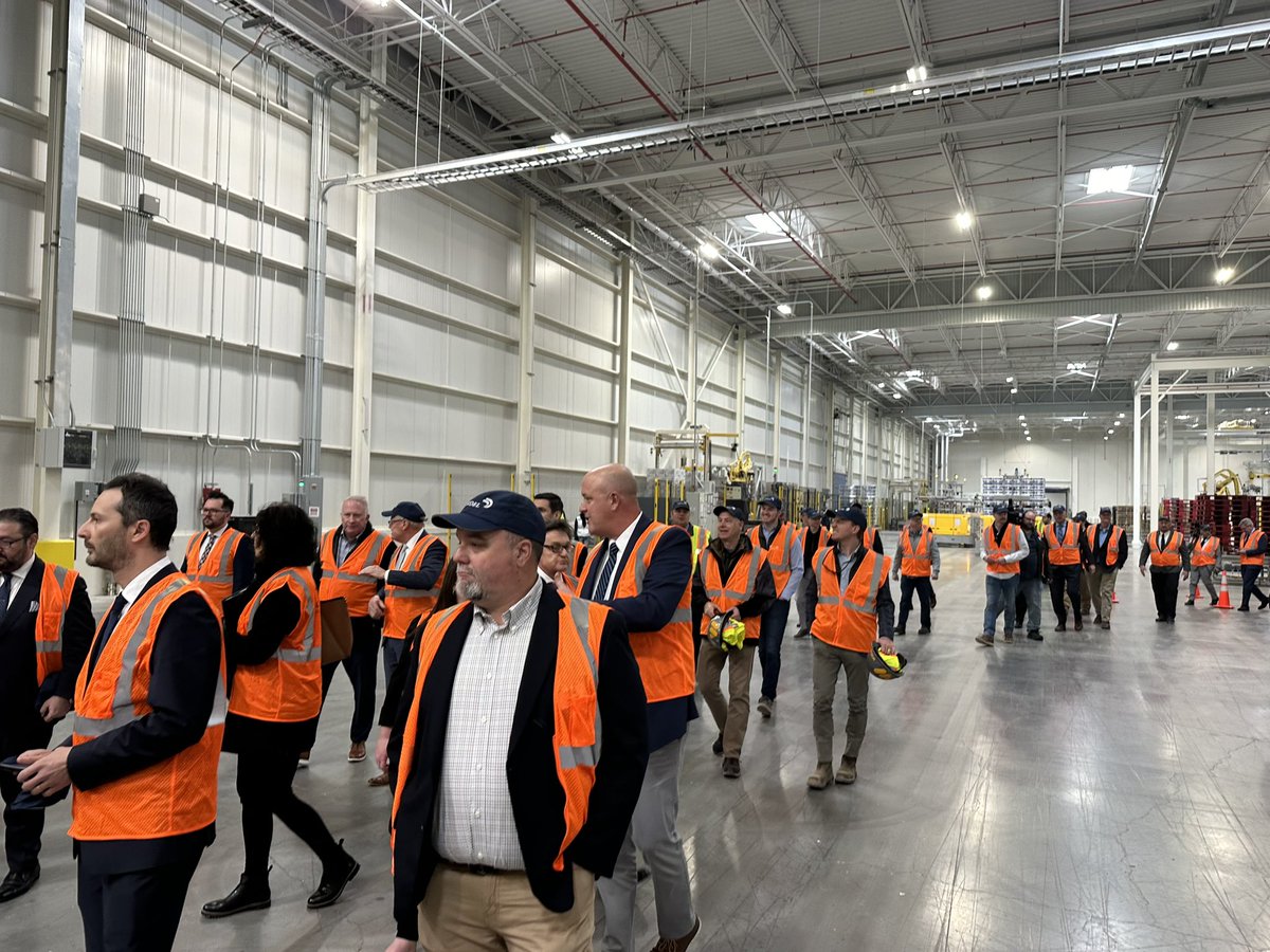 CBUSRegion's tweet image. “We’re not just constructing a new building, we are building the future.” -Luigi Lazzareschi, CEO of Sofidel

Grateful to join @Sofidelsharing today to celebrate the expansion of their Circleville facility, which when complete, will become their largest operation globally. 🌍👏