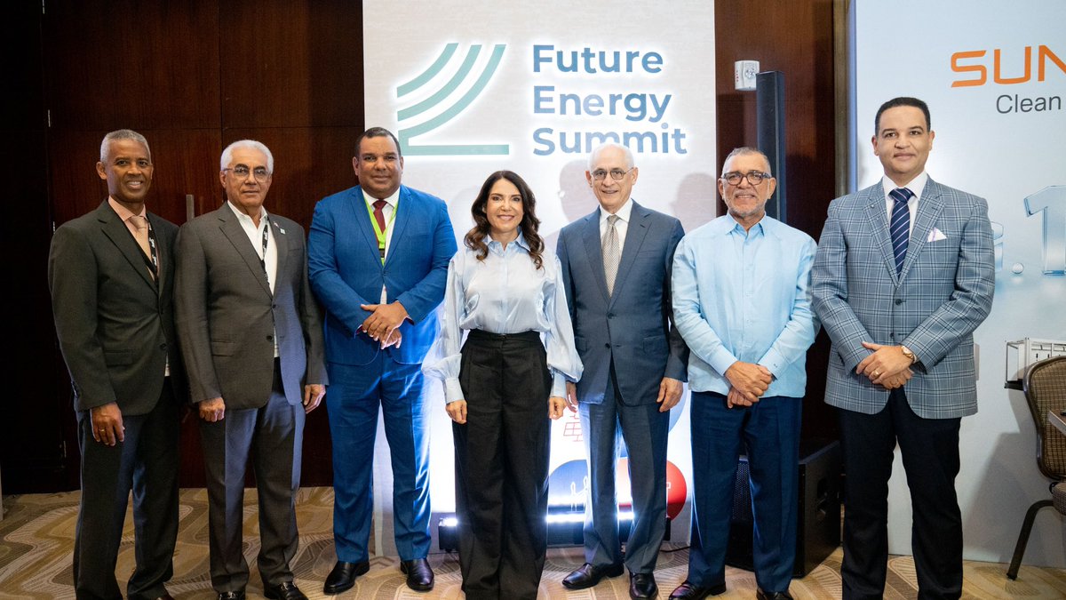 Aura Caraballo, miembro del Consejo de la Superintendencia de Electricidad (SIE), Edward Veras, director ejecutivo de la Comisión Nacional de Energía (CNE); Omar Vega, asesor Senior de Asuntos Energéticos de Puerto Rico y Alvaro Villasante,