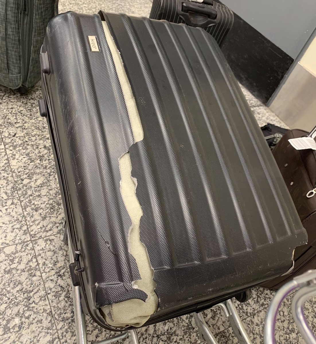 VitorOMotta's tweet photo. Estoy haciendo este tweet para recordarme de nunca viajar con la @Aerolineas_AR 
Esta maravillosa empresa rompió mi bagaje y tuvieron coraje de querer pagar 18 dólares por una maleta de casi 100 dólares. Hdp’s! https://t.co/D7eTGJED7r