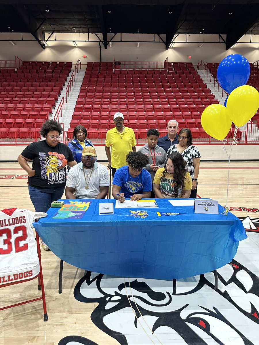NickRobinson121's tweet photo. Officially a Swede 🇸🇪!!     @_CoachHolden @SwedesDC @FootballBethany @FootballCache @its_tgriffin https://t.co/eC1r00R0th