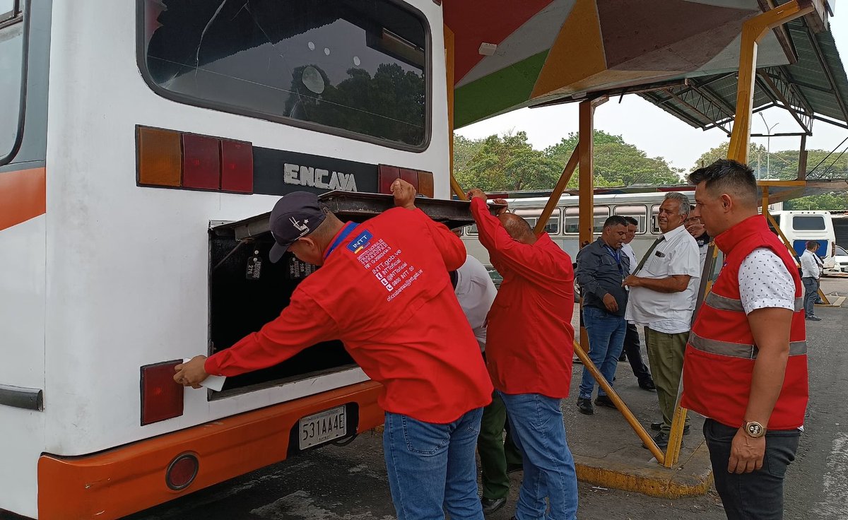 #21Marzo 🇻🇪 | Servidores públicos del #INTT se encuentran desplegados en el terminal de pasajeros del mcpio. Barinas, garantizando el cumplimiento de las normas que permiten una movilidad segura a los usuarios de la entidad llanera. 

 #UnidosHaciaLaGrandeza