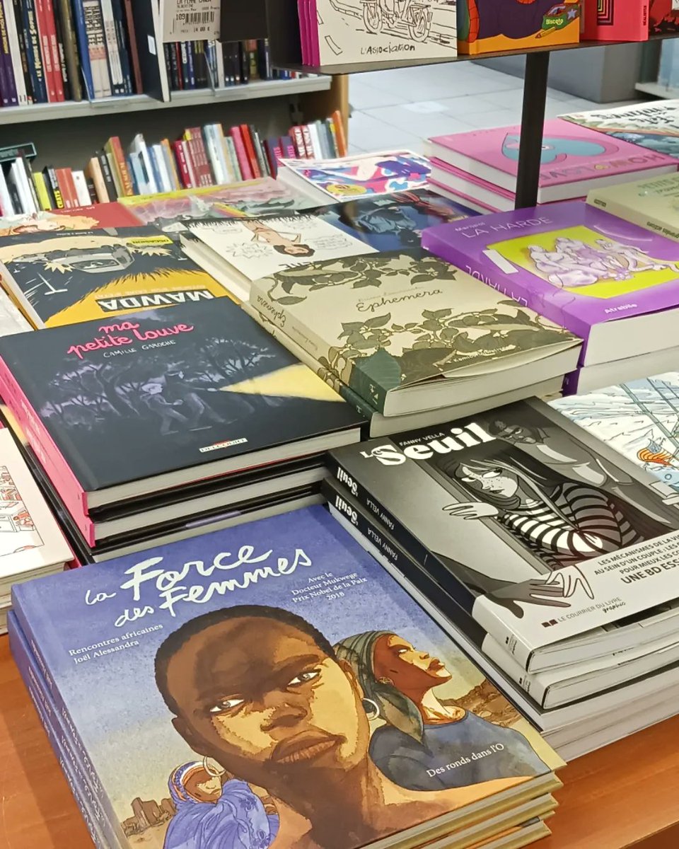 'Emily Dickinson', de Liuba Gabriele, et 'La Force des femmes', de Joël Alessandra, sont disponibles à la librairie Gibert Joseph, à Paris. 😉 #Paris #librairie #gibertjosephparis #BD #DesrondsdanslO