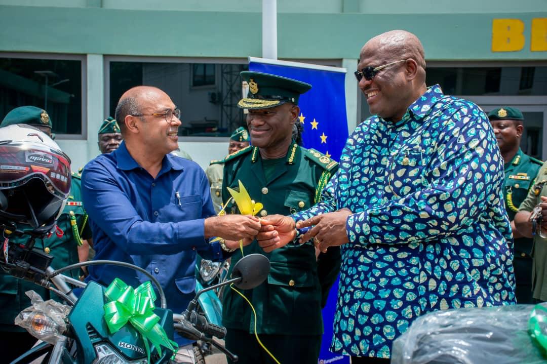 I handed over essential equipment to Min Quartey @MinterGh and @Immigrationgh1 such as motorbikes and coms as part of the Strengthening Border Security project funded by the EU 🇪🇺 implemented by @ICMPD_Ghana Enhancing capacity and border management for a more secure 🇬🇭
