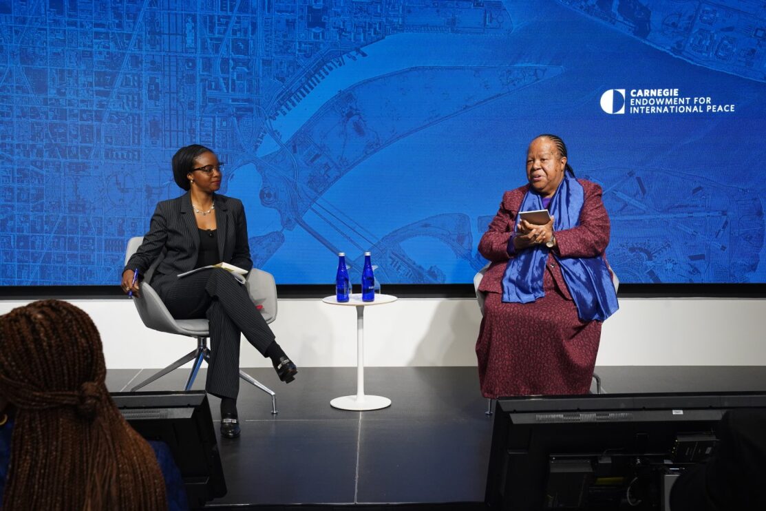 🧵 This week, @AfricaCarnegie had the privilege of hosting South Africa’s Minister of International Relations and Cooperation, Dr. Naledi Pandor, for a discussion with @danbbaer, @MssZeeUsman, & the audience on the factors shaping U.S.-South Africa relations. (1/6)