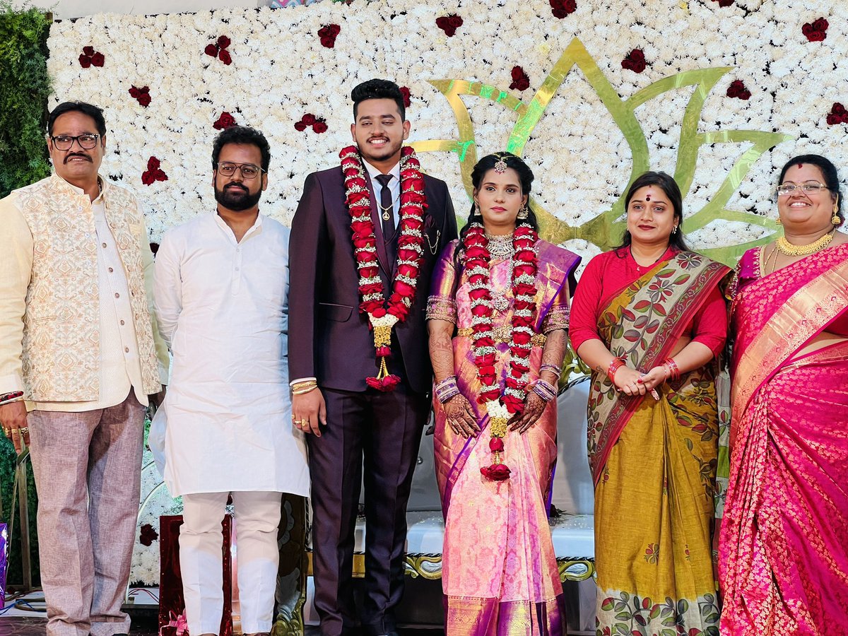 శ్రీకాళహస్తి పట్టణ జనసైనికుడు టాగోర్ రాయల్ గారి వివాహ వేడుకల్లో పాల్గొని నూతన వధూవరులను ఆశీర్వదించడం జరిగింది.

#Happymarriage