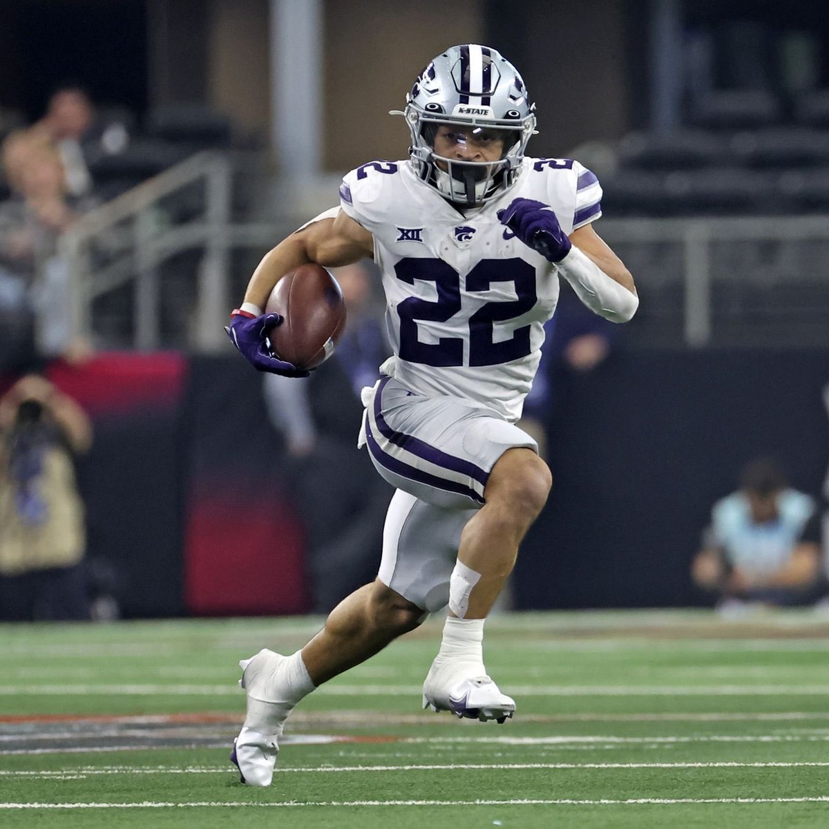 After an amazing conversation with @CoachKli, I am blessed to say I have received an offer from Kansas State University! 🟣⚪️#EMAW #AGTG @FortOFootball @CoachMdtwnBrown @QuincyTillmon @s_atagi @AllenTrieu