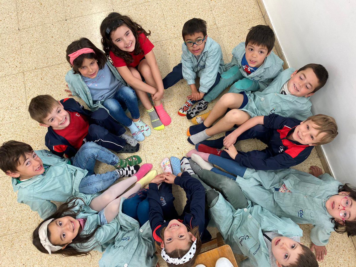 ClaretLarraona's tweet photo. Con nuestras cartas poderosas y los calcetines diferentes hemos celebrado el Día Mundial del Síndrome de Down. 
#díamundialsíndromededown #distintosperoiguales #calcetinesdesparejados #cartaspoderosas #somosclaretlarraona
@DownNavarra https://t.co/oiUNBpHQkP