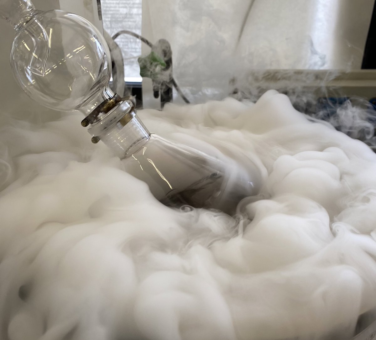 lab052's tweet image. New type of hurricane is coming into our @lab052.
It’s a Ruthenium Complex!
#RealTimeChem