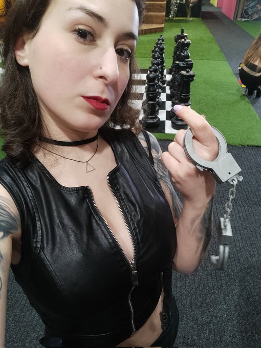 C'est parti pour le jeu de ce soir 🚨 Aide moi &agrave; arr&ecirc;ter et &agrave; punir 2 criminelles en cavale 🚔👮&zwj;♀️ @LyiaZiggy<a href="/tag/sunnyday"class="tags"><span>#sunnyday</span></a>