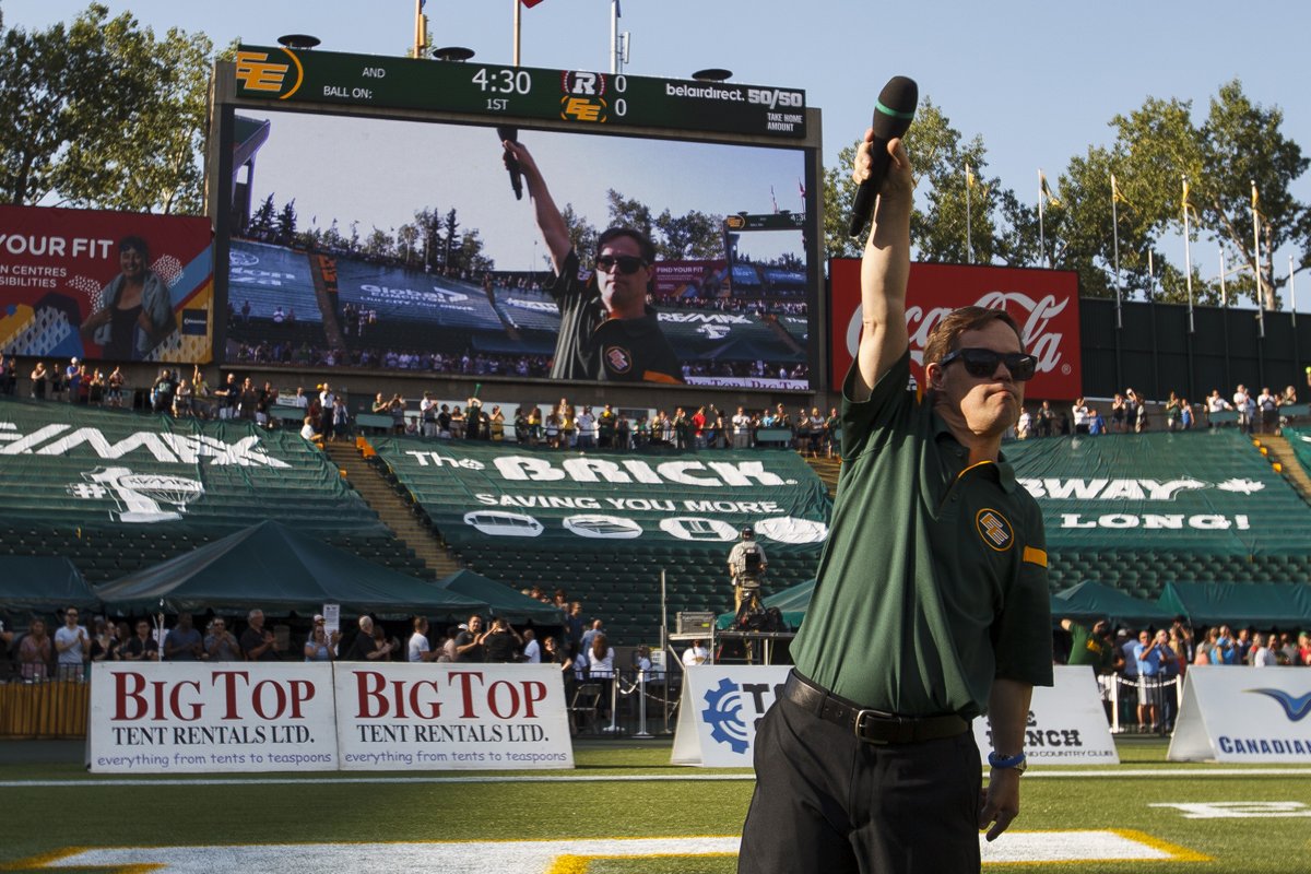 On #WorldDownSyndromeDay, <a href="/markDkorte/">Mark Korte</a> visited the <a href="/EDSSociety/">Edmonton Down Syndrome Society (EDSS)</a> to spread the joy of football and continue our long-standing commitment to inclusivity.

#OurTeamOurCity #GoElks #CFL