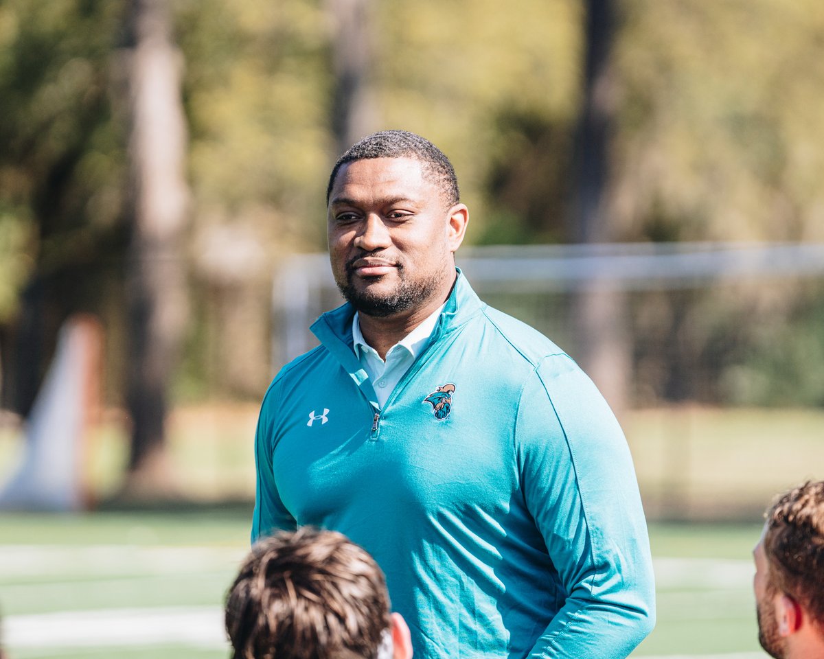 🏀🤝🏈 Coach Gray stopped by football practice this morning. Thanks for the invite, @Coachtimbeck!