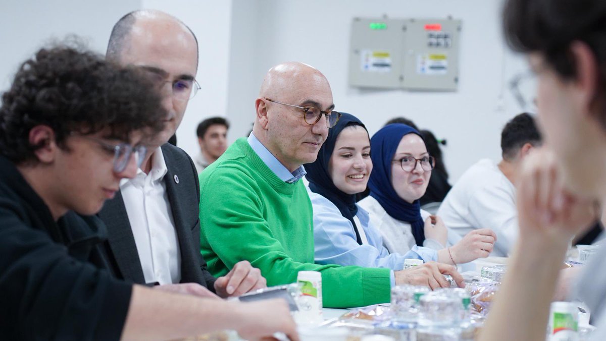 YTÜ geleneksel iftarımızda öğrenci, akademisyen ve idari personelimizle aynı masada, aynı anda Yıldızlı olmanın beraber ve birlikte olmanın hazzını yaşadık. İyi ki varsınız. İyi ki Yıldızlıyız. Sizleri çok seviyorum.