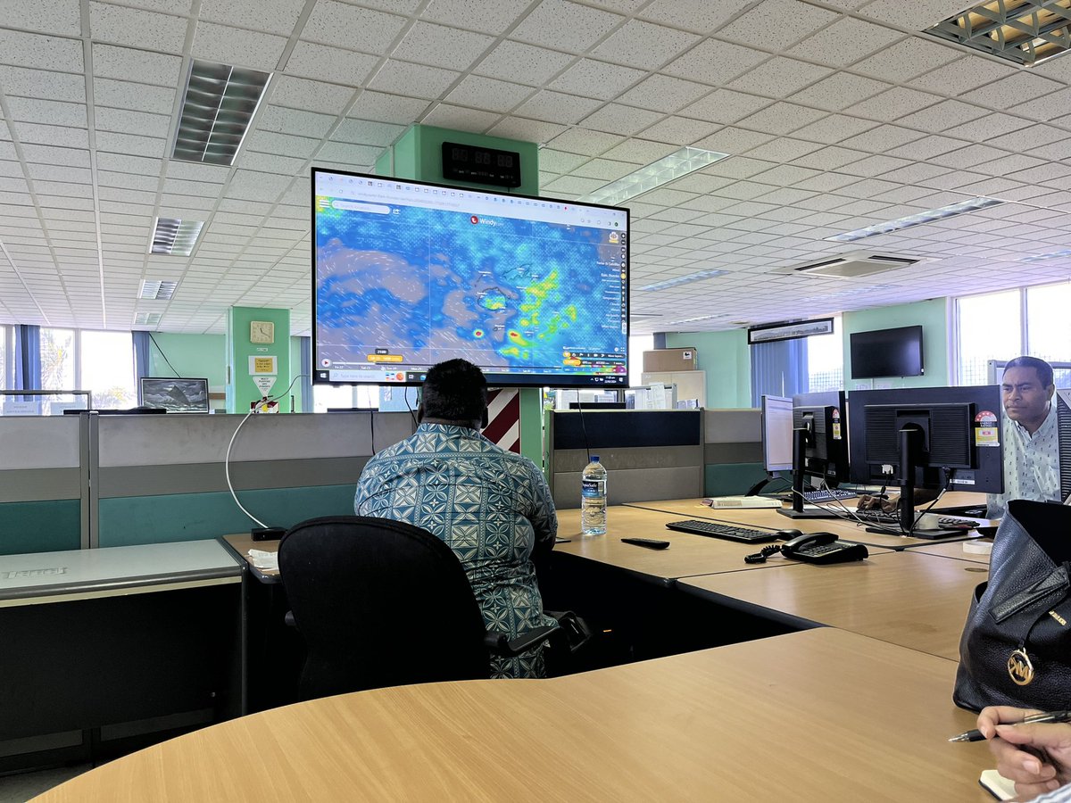 📍@FijiNDMO Director @SokoVasiti made a brief stop at the @FJMETservice today where she was briefed by A/DMet on the weather forecast for the coming days. 🤝An opportune time to personally acknowledge the good work done by FMS in the timely release of reliable weather info.