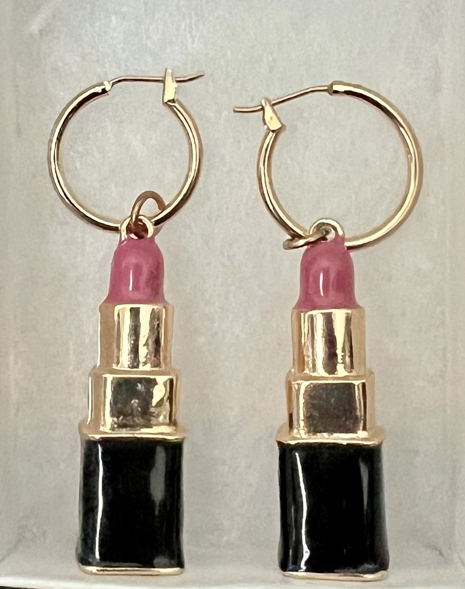 PINK! #Vintage #PinkLipstick Dangle Hoop #Earrings Black Enamel Gold Tone FREE SHIP

#enameljewelry #girlsnightout #chanel #PINK #jewelry #ebayfinds #statementearrings #vintageearrings #vintagestyle #accessories #lipstick #giftsforher #giftsformom

 ebay.com/itm/2665371461…