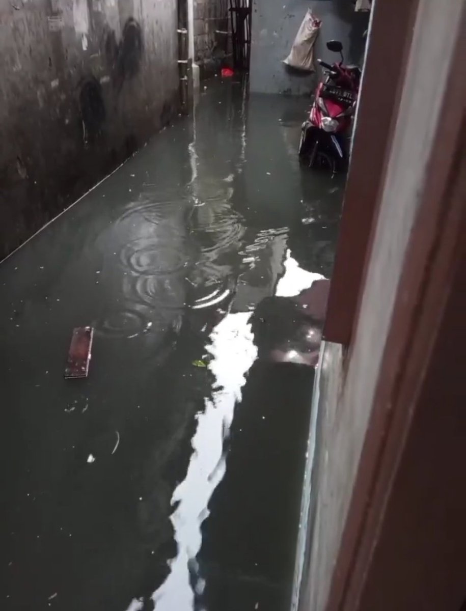 06.30 #InfoSonora

Banjir RT 14/16 kelurahan kapuk, kecamatan Cengkareng, Jakarta Barat. Ketinggian air 15-60 cm. Mohon bantuan petugas terkait supaya cepat surut air banjirnya. 

Via <a href="/RakhaSinyo/">A. Ramdhani</a> 

Cc <a href="/BPBDJakarta/">BPBD DKI JAKARTA</a>