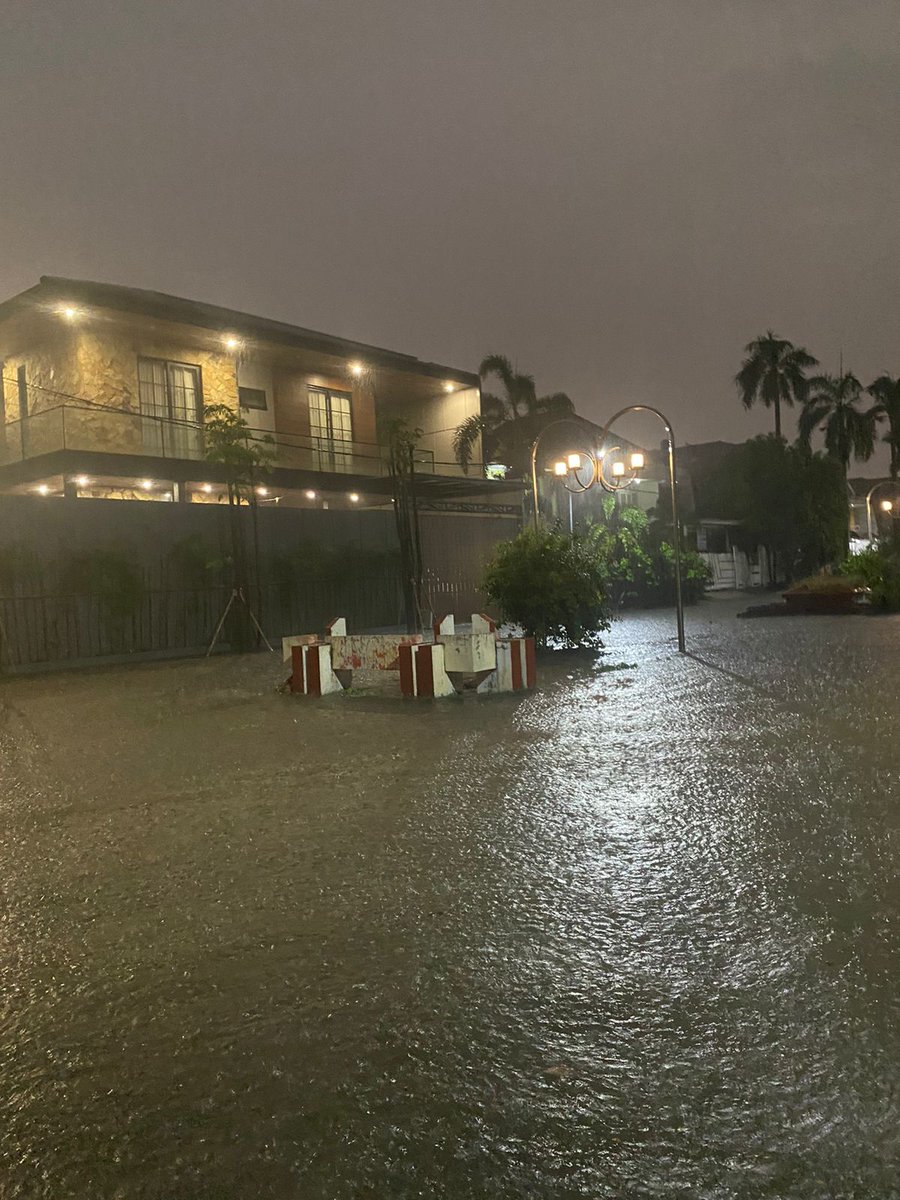 06.44 #InfoSonora

Perumahan Taman Kencana di belakang komplek ruko Sedayu Square, banjir dg ketinggian lutut orang dewasa. ( via Pak Rudy Gondo)