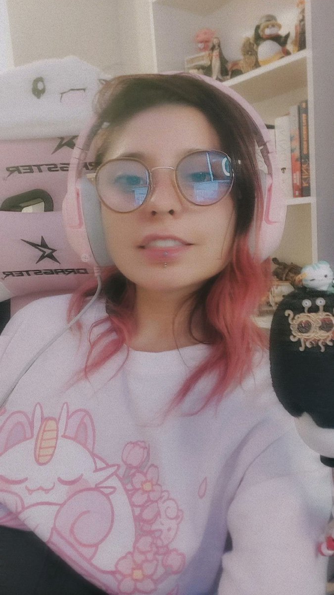 Ya estamos en vivo al fin!!!! Hoy nos ponemos al día y jugamos algún game que quieran 💖✨️ twitch.tv/carowiza