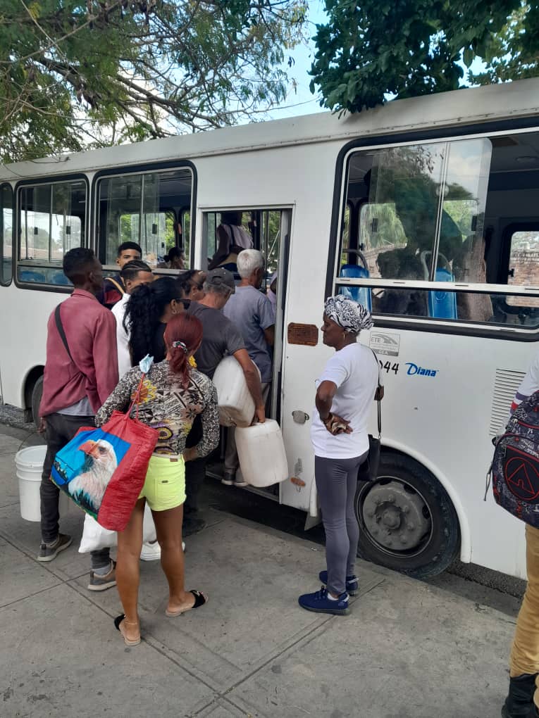 RaulSamon's tweet photo. La Dirección General de Educación en #SantiagoDeCuba cumpliendo con nuestro pueblo con el Transporte Solidario, en la unidad está la victoria.@CubaMined @barreto_nt @Marlen31443761 @dpestgo @ManuelFalcnHer2 https://t.co/zvymxWHpRs