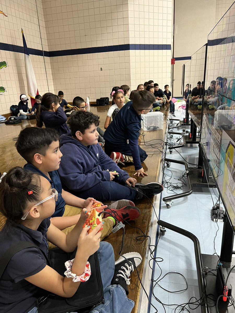 Our Dragons are focused on 📝ECR practice activities… afteschool they enjoy 🎮Esports! @EastwoodKnolls @BuenrostroErick @PK8Academics