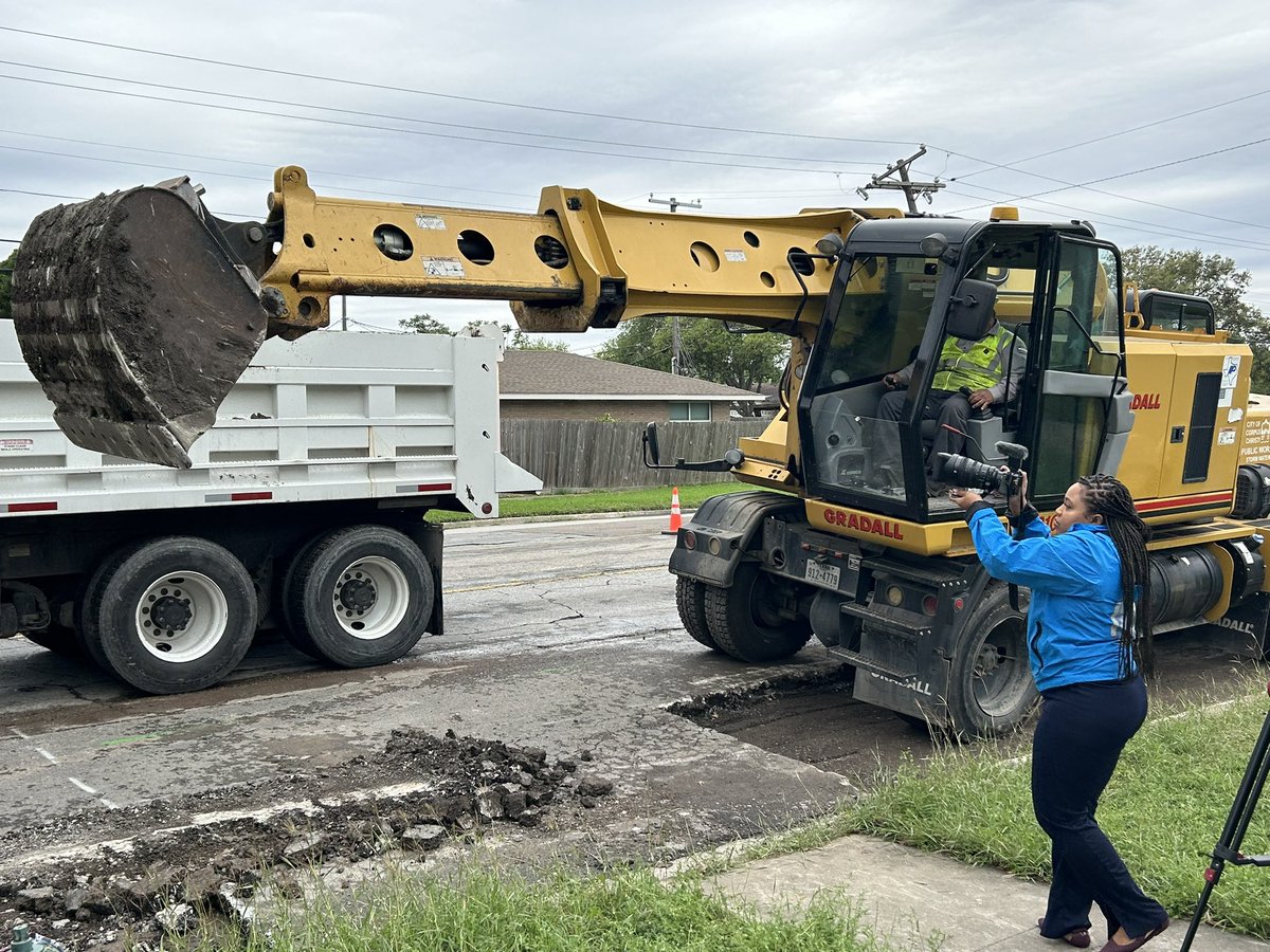 VentonBlandinTV's tweet image. Shout out to @IAmAlexisScott! I enjoyed going into the field with her this week as she worked her story. We shared a great moment when working to get an ‘MOS’ interview.  #KeepSwinging #Scripps #NeighborhoodNews