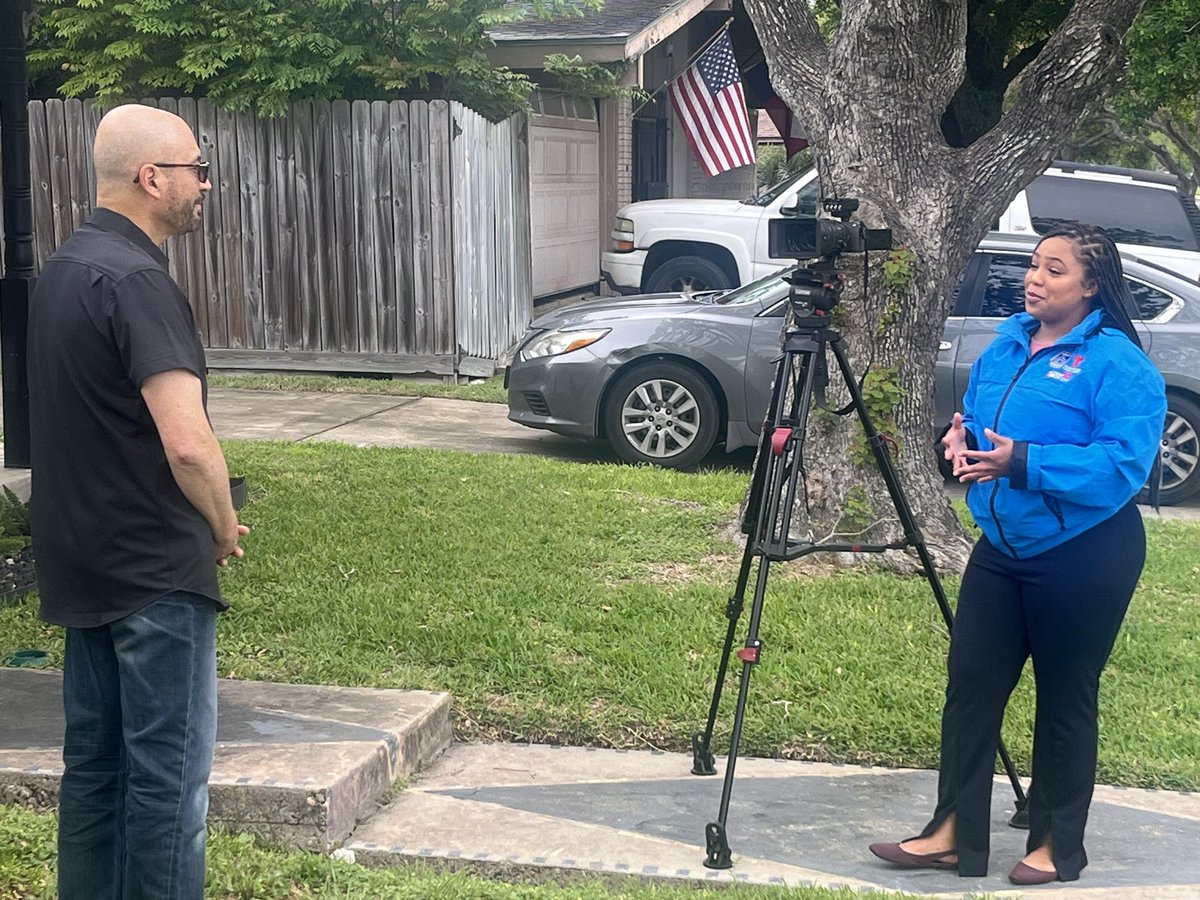 VentonBlandinTV's tweet image. Shout out to @IAmAlexisScott! I enjoyed going into the field with her this week as she worked her story. We shared a great moment when working to get an ‘MOS’ interview.  #KeepSwinging #Scripps #NeighborhoodNews