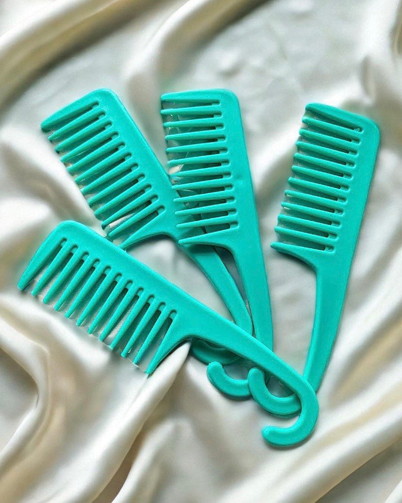 BellaKurls's tweet photo. Wide-tooth combs are a must-have for curly hair care. The #BellaKurls detangling shower comb keeps the curl pattern intact, prevents breakage, and simplifies styling. 👩🏼‍🦱👩🏽‍🦱👩🏻‍🦱

Shop for more curly hair tools at https://t.co/JhIQrvsgFr https://t.co/3OiA5P5Fl1