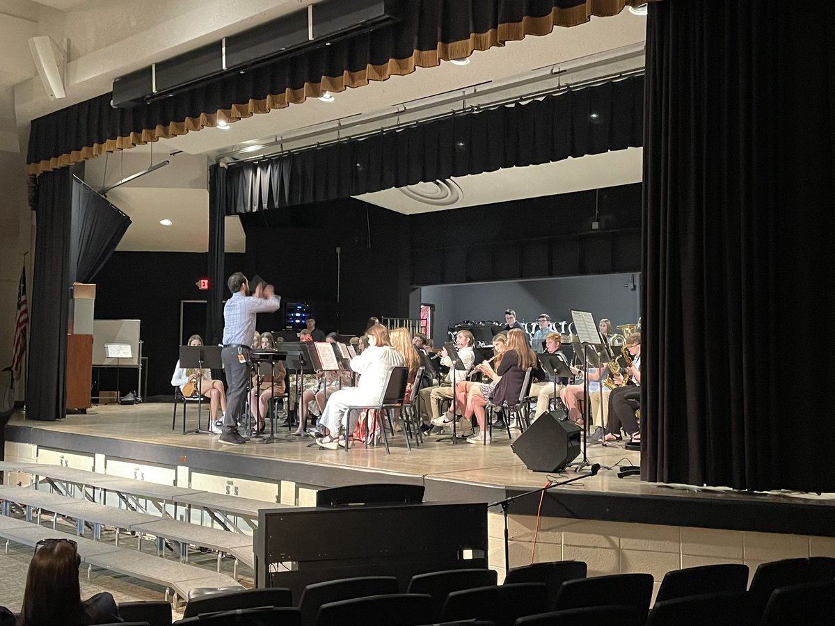 ConklinSF's tweet photo. Elmwood Spring Suites starts off with a bang!   Great job to Mr. Pratt and the HS band!  #trojanforce322 https://t.co/SvOOkLu5Gm