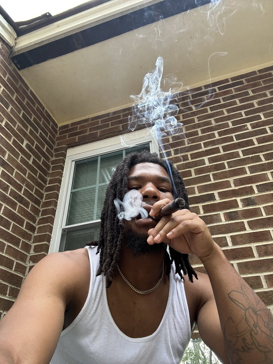 Novacade's tweet image. Need a bad ting to roll my blunts for me. Accepting all applications!