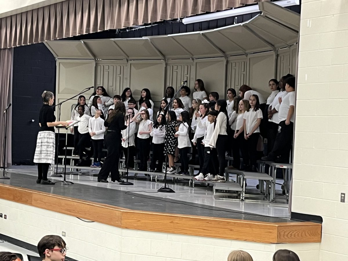 Chorus experience at the middle school. Thank you Hannum and OLHMS for partnering with us! #olhms123 #hmt123 #d123 #han123 <a href="/meagan_doornbos/">Meagan Doornbos</a>
