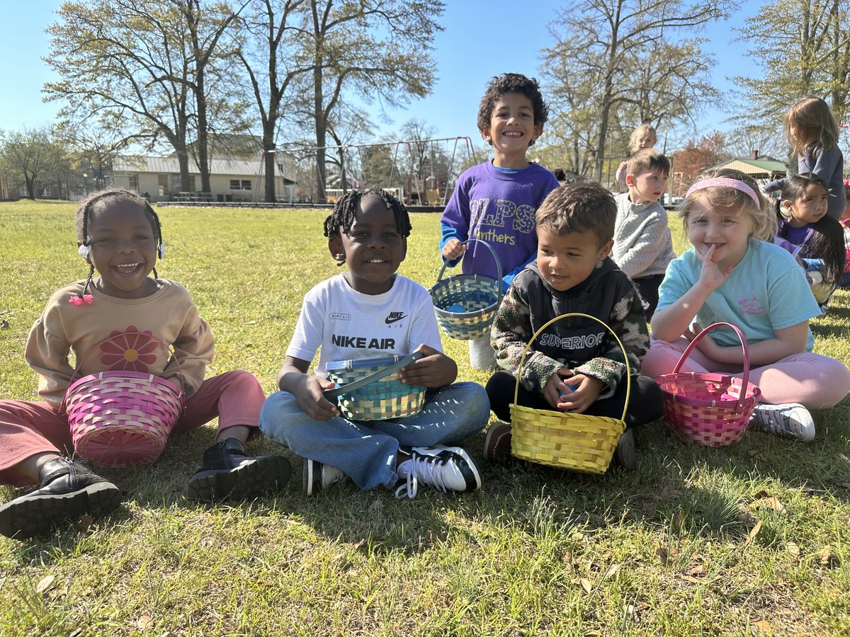 LexCounty_SD3's tweet photo. It's been a FULL but FUN day in #lex3! K4 students from BLPS got to participate in a Color Hunt at Leesville College Park this morning. Then, students at all schools enjoyed a special lunch consisting of BBQ ribs, mac-n-cheese, collards, baked beans, and banana pudding! https://t.co/oo2E3FfX68