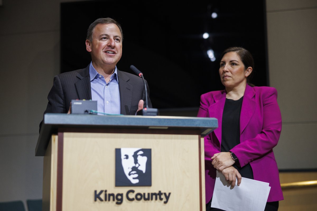 KingCountyMetro's tweet photo. Earlier this week, #KingCounty officially proclaimed March 17-23 as #TransitAppreciationWeek! And we have definitely felt the support from our community. To those of you who hung signs, waved hello, handed out treats – and even cleaned! – we are so grateful. https://t.co/5RhI2nUjkW