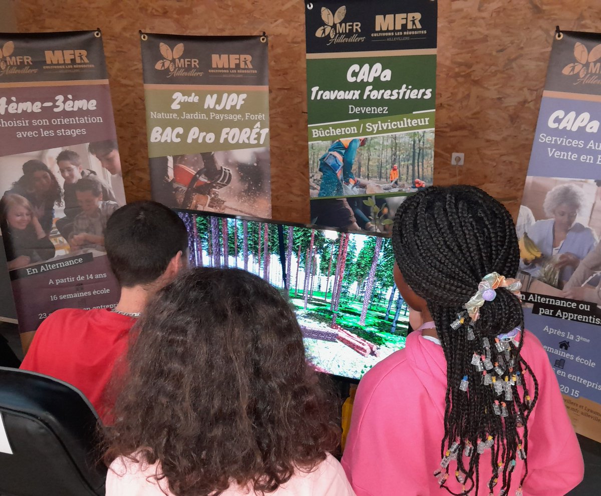 Aujourd'hui, Journée internationale des forêts ! 
<a href="/ONF_Officiel/">Office national des forêts</a> était aux côtés de @CoforBFC et de #CC-Haute-Comté pour accueillir 5 classes CP->CM2.
Au programme: marché des connaissances entre élèves, expo forêts-changements-climatiques, simulateur abatteuse. 
Belle réussite !