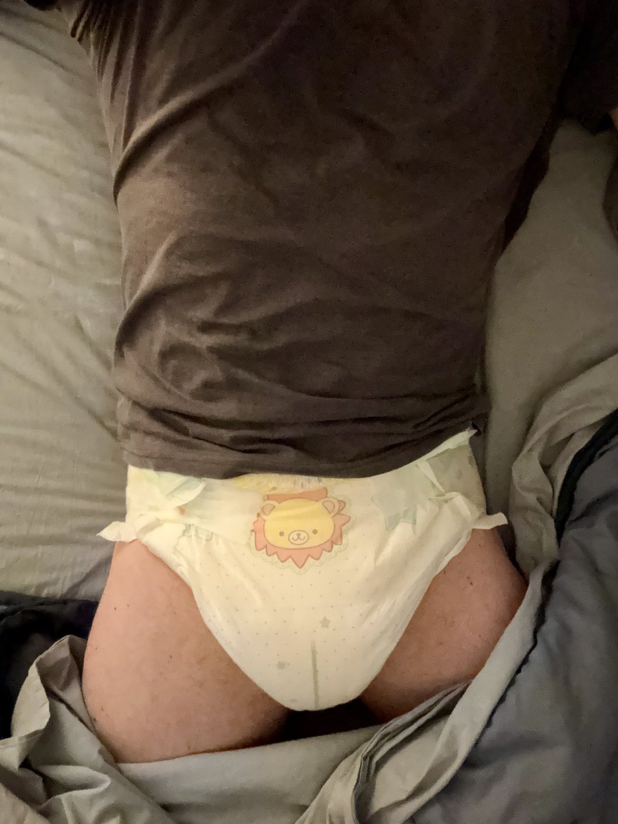 thedlguy2's tweet photo. I’m not AB, but throwing back the bed covers to see a Little Kings diaper in the morning gives me such little vibes #notAB #diapergay #DLguy #wetdiaper #abuniverse #wannabebedwetter https://t.co/6BjLfIVtUu