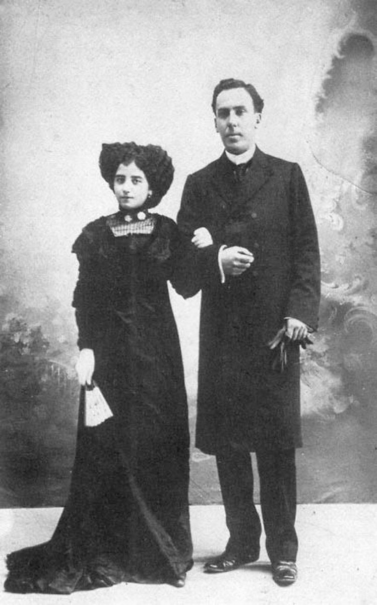 laraveidt's tweet photo. Hoy tengo que leer mucho su nombre y lo siento pero Antonio Machado siempre me va a dar asco por obsesionarse con una niña de 13 años teniendo él 32 en una época en la que tampoco era normal esa diferencia de edad. https://t.co/7NZX1yzPV8