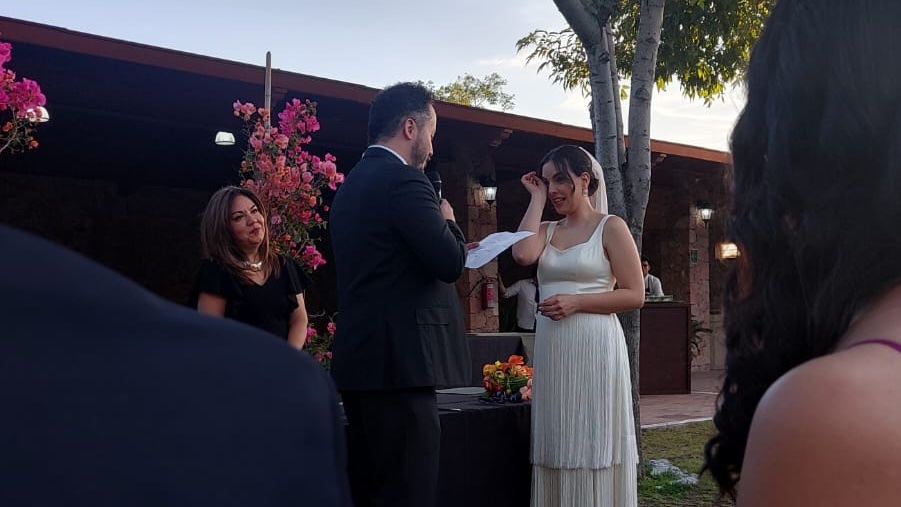 LesToilets's tweet photo. Qué bonito casarse con el amor de la vida. Hasta la juez lloró. https://t.co/itY8jysIWw