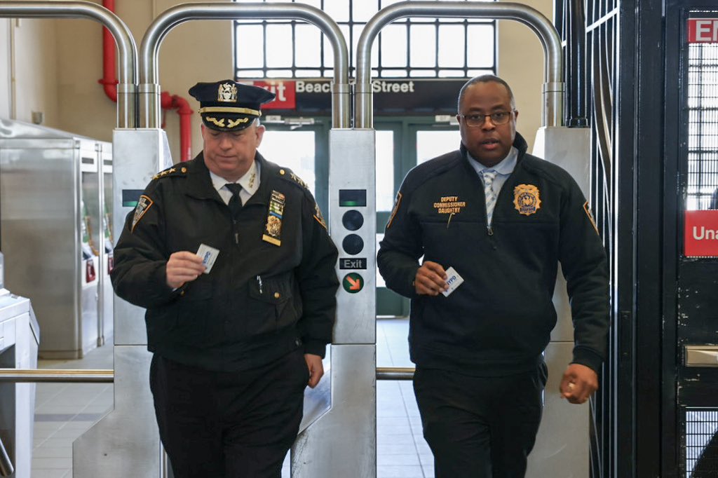 kazdaughtry's tweet image. Real New Yorkers. Real commutes. Real conversations.

This is how we make a difference. This is how we make NYC the safest big city in the USA.

#ChiefsOnTheTrain