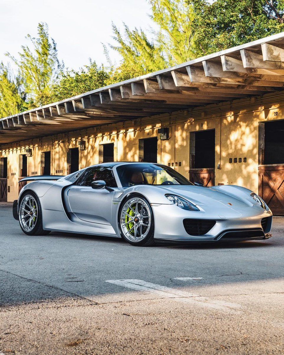 El Porsche 918 Spyder: Donde el futuro y la tradición colisionan a máxima velocidad. 🚀🏁 ¿Puede un coche ser más elegante y electrizante al mismo tiempo? Doble corazón: uno eléctrico, otro de combustión, 💚❤️ listo para conquistar cualquier carretera. #PorschePower